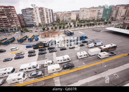 Wohnmobile, Wohnwagen, Autos, Fahrzeuge in einer Warteschlange aufgereiht am Fährhafen in Santander über Board MV Pont Aven Schiff nach Portsmouth. Stockfoto