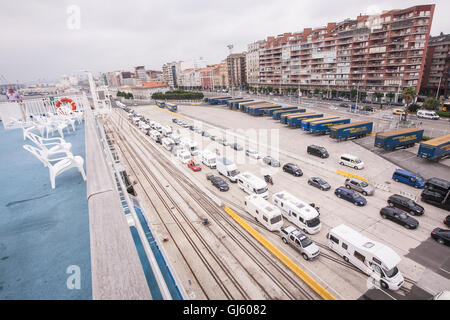 Wohnmobile, Wohnwagen, Autos, Fahrzeuge in einer Warteschlange aufgereiht am Fährhafen in Santander über Board MV Pont Aven Schiff nach Portsmouth. Stockfoto