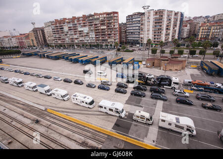 Wohnmobile, Wohnwagen, Autos, Fahrzeuge in einer Warteschlange aufgereiht am Fährhafen in Santander über Board MV Pont Aven Schiff nach Portsmouth. Stockfoto