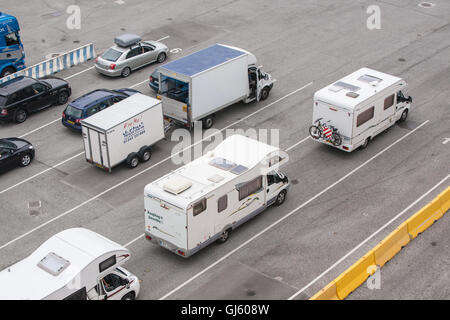 Wohnmobile, Wohnwagen, Autos, Fahrzeuge in einer Warteschlange aufgereiht am Fährhafen in Santander über Board MV Pont Aven Schiff nach Portsmouth. Stockfoto