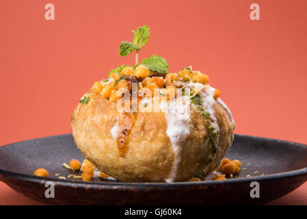 Rajasthani Shahi Raj Kachori, Katchori mit Kartoffel und sprießen Füllung gefüllt und serviert mit Quark, Chutney und sev Stockfoto