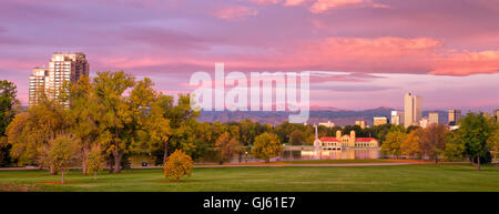 Wunderschönen Sonnenaufgang auf Denver City Park. Blätter werden langsam in dieser Herbstsaison. Neuschnee auf Mt Evans und vorne Stockfoto