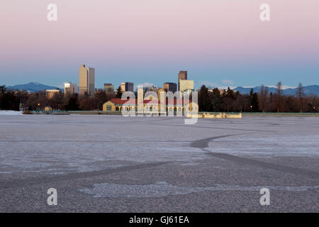 Sonnenaufgang am Denver City Park im Winter mit einem zugefrorenen See Stockfoto