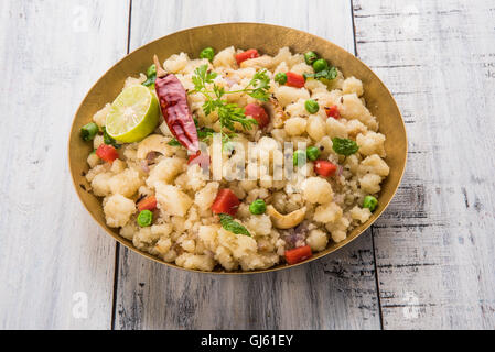 Rava Upma - beliebte südindische Frühstück Wiih Grieß und Gemüse, selektiven Fokus, Upma oder Upama iSouth indisches Frühstück Stockfoto