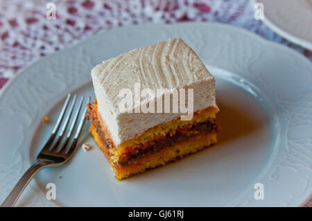 Stück Kuchen mit Sahne, Biskuit, Schokolade und Erdbeer Saft Stockfoto