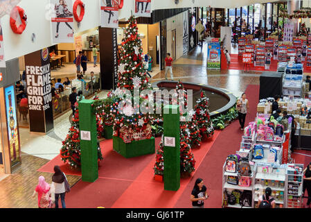 Kuching, Malaysia. Weihnachtsschmuck im shopping Center Plaza Merdeka. Sarawak Borneo Stockfoto