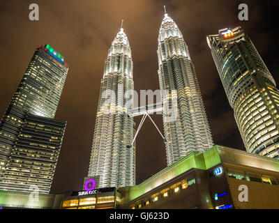 KUALA LUMPUR, MALAYSIA - 29 FEB: Petronas Twin Towers, das Wahrzeichen von Malaysia in der Nacht vom 29. Februar 2016 Stockfoto