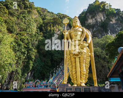 KUALA LUMPUR, MALAYSIA - MAR 1: Touristische und Lord Murugan Statue vor die Batu Höhle Eingang am 1. März 2016 in Kuala Lumpur Stockfoto