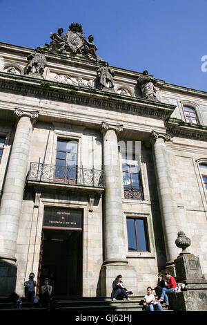 Auf den Stufen des Eingangs zur Fakultät für Geographie und Geschichte an der Universität Santiago de Compostela (USC). Santiago sowie b Stockfoto