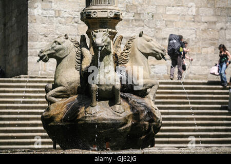 Pilger vorbei Südfassade Kathedrale von Santiago De Compostela und Brunnen Fuente de Los Caballos auf Praterias Plaza in der alten Stadt Santiago.Santiago Tausende von Besuchern bietet. Die Kathedrale ist das berühmte Ziel von Wallfahrten in ganz Europa, dem Camino de Santiago, an diesen Ort in Galicien im Nordwesten von Spanien. Stockfoto
