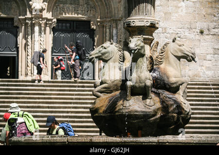 Pilger an Südfassade Kathedrale von Santiago De Compostela und Wasser Brunnen Fuente de Los Caballos auf Praterias Plaza in der Ol Stockfoto