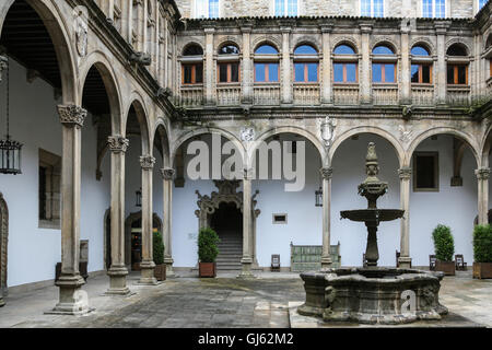 Innenhof des "Hotel de Los Reyes Catolicos". Fünf-Sterne-deluxe Hotel direkt neben der berühmten Santaigo de Compostela-Kathedrale in Obra Stockfoto