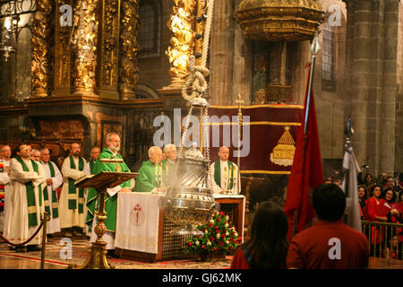 Service auf dem Altar der Kathedrale von Santiago De Compostela, Juli. Das riesige Weihrauchfass Botafumeiro, des weltweit größte, ursprünglich uns Stockfoto