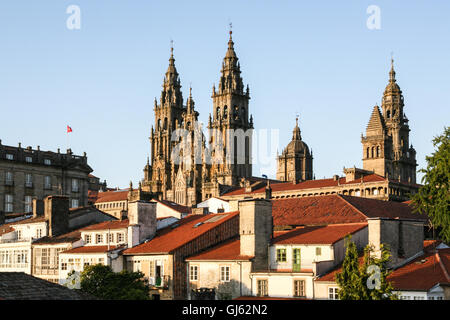 Westfassade von Santiago De Compostela bei Sonnenuntergang vom Alameda-Park gesehen. Tausende von Besucher und Pilger versammeln sich in Santiag Stockfoto