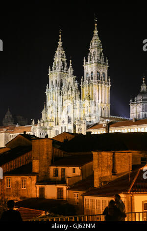 In der Nacht des 24. Juli zeigt der Westfassade der Kathedrale von Santiago De Compostela. Tausende von Besucher und Pilger versammeln sich Stockfoto