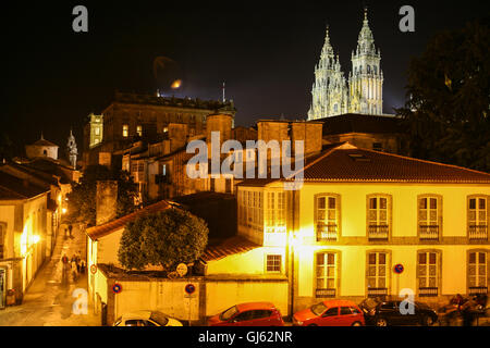 In der Nacht des 24. Juli zeigt der Westfassade der Kathedrale von Santiago De Compostela. Tausende von Besucher und Pilger versammeln sich Stockfoto