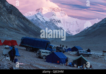 Mount Everest (8.848 Meter) droht am Ende des Tals von Rongbuk Kloster bei Sonnenuntergang betrachtet, mit unserer Expedition Zelte, 4 x 4 und Begleitfahrzeug. Die Aussicht der Everest Nordwand ist noch schöner als von der Nepal-Seite. Mount Everest ist bekannt als Sagarmatha in Nepal und Chomolungma auf Tibetisch, was übersetzt "Muttergöttin der Erde." Stockfoto