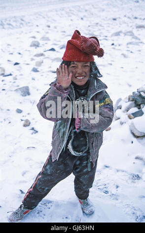 Tibetischen jungen im Schnee unterwegs zwischen Rongbuk Kloster (5, 032metres) und Everest Base Camp (5.200 m). © Stockfoto