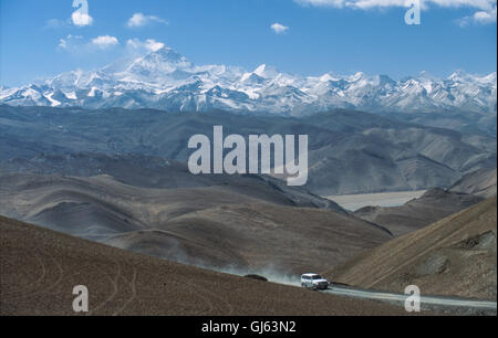 Toyota Landcruise Fahrzeug klettern die Zick-zack-Straße bis zur Pang La (5.200 m) passieren. Von der Passhöhe gibt es einen großartigen Panoramablick auf den Himalaya buchstäblich Stretching für Hunderte von Meilen. Die Ansicht enthält fünf Berge über 8.000 Meter - Makalu, Lhotse, Cho Oyu, Shishapangma und Mount Everest (8.848 m), die Wolken um die schwarzen Umrisse. Stockfoto