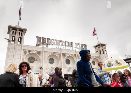 Besucher am Brighton Pier Eingang, Brighton, East Essex, UK, Großbritannien, seit 2012 Stockfoto