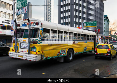 Red Devil-Bus in den Straßen von Panama City in Panama Stockfoto