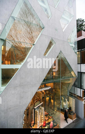 Tod ist die italienische Schuhe und Leder waren Flagship-Store entlang Omotesando Avenue.Designed von Toyo Ito, (2004) der Laden noch ist eine Stockfoto