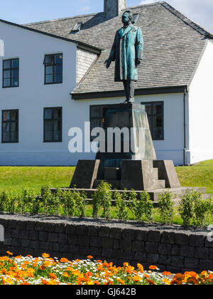 Statue von Hannes Hafstein Bildhauers Einar Jónsson vor Hauptstadt des Premierministers Office Stjornarradshusinu Reykjavik Island Stockfoto