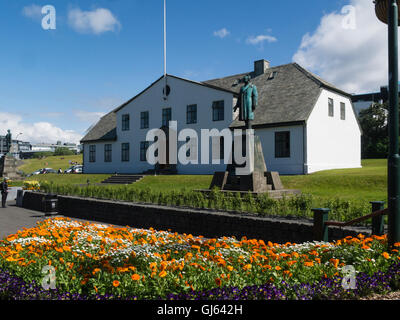 Statue von Hannes Hafstein Bildhauers Einar Jónsson vor des Premierministers Office Stjornarradshusinu Reykjavik Island Hauptstadt, Stockfoto