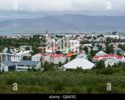 Blick auf die historische Stadt Reykjavik centre Island vom Hügel Öskjuhlíð gegenüber Háteigskirkja Kirche und Mount Esja im Hintergrund Stockfoto