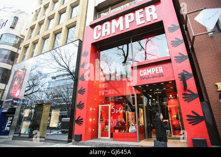 Rot gefärbten "Camper für Hände" Speichern mit Reflexion der Zelkova Bäume dieser Linie Omotesando Avenue, Japans erste boulevard Stockfoto