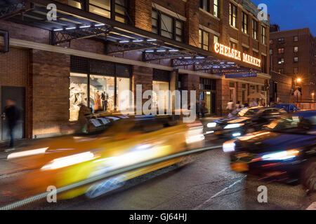 Chelsea Market Eingang an der 10th Avenue in der Abenddämmerung mit Verkehr und Auto Lichtspuren. Chelsea, Manhattan, New York City, USA Stockfoto