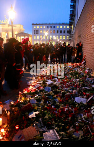 Demonstration - Trauerbekundungen Und Kondolenzbotschaften Vor der Franzoesischen Beschaffenheit Nach Den Terroranschlaegen von Paris Stockfoto