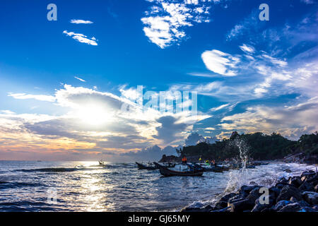 Änderungen in den Himmel, die Wolken, die Sonne, die natürliche Schönheit von den Wellen des Ozeans Stockfoto