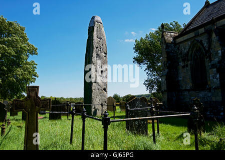 Stehenden Stein auf dem Kirchhof von All Saints Church in dem Dorf Rudston, East Riding of Yorkshire, England UK Stockfoto