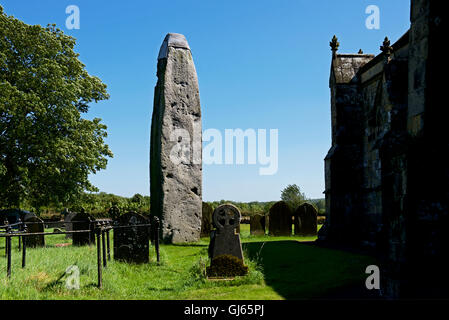 Stehenden Stein auf dem Kirchhof von All Saints Church in dem Dorf Rudston, East Riding of Yorkshire, England UK Stockfoto