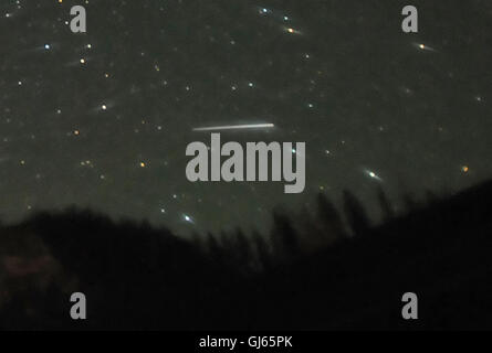 13. August 2016 - St. Mary, Montana - USA - A Meteor Streifen über den Himmel während der Perseiden Meteorschauer. Stockfoto