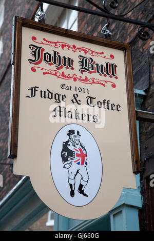 John Bull Fudge und Toffee Entscheidungsträger Ladenschild, York, England, UK Stockfoto