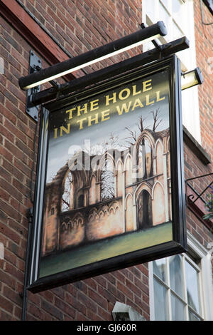 Loch in der Wand-Pub-Zeichen; York; England; UK Stockfoto