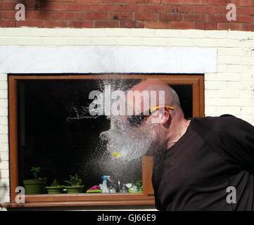 Menschen, die mit Wasser gefüllten Ballons getroffen Stockfoto