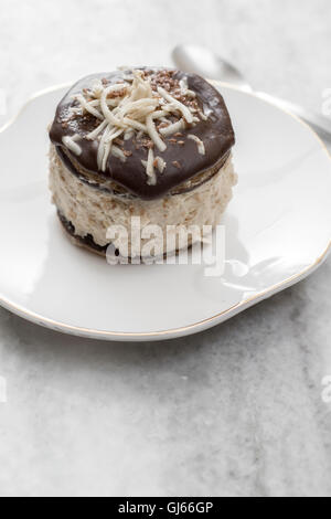 Leckere Schokolade Kuchen auf Tisch, Nahaufnahme Stockfoto