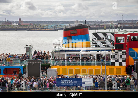 Inaugural segeln von Neu Painted Dazzle Ferry im April, 2015 operierendes Schiff über den Fluss Mersey. Dazzle Ferry gemaltes Design von Sir Peter Blake, als Teil des Ersten Weltkriegs gedenkfeiern. Flussexplorer Kreuzfahrt an Bord Snowdrop das hell gestrichene Dazzle Ferry Boot. Die Fähre wurde als "Blendle Ship" ausgewählt und erhielt eine einzigartige neue Lackierung, inspiriert von der Blendle Tarnung des Ersten Weltkriegs Stockfoto