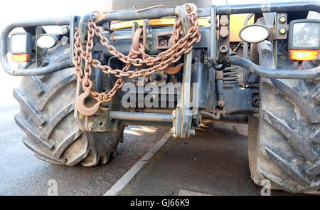 Starke Ketten an der Vorderseite des schweren Ackerschlepper. Stockfoto