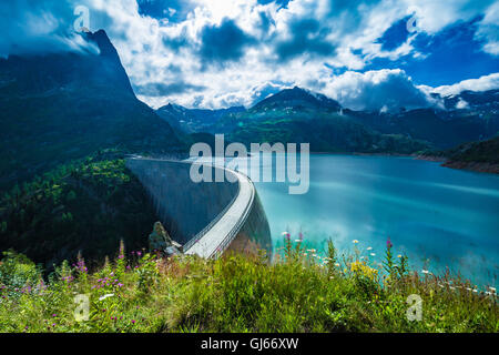 Panorama von hydroelektrische Damm am See Emosson in der Nähe Städte Chamonix (Frankreich) und Finhaut (Schweiz) in Schweizer Alpen Stockfoto