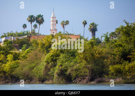 Blick aus dem Fluss von der kolonialen El Fuerte, Sinaloa, Mexiko. Stockfoto