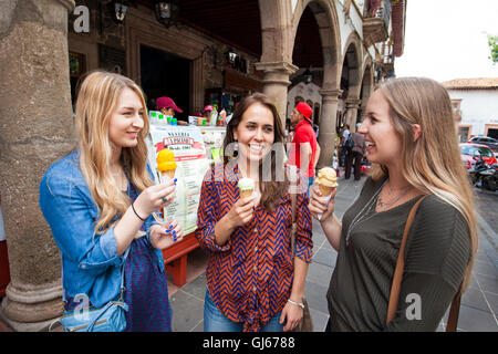 Besucher genießen Eistüten aus der berühmten Neveria Pacanda in Patzcuaro, Michoacan, Mexiko. Stockfoto