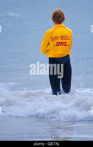 Mitglied der australischen Surf Lifesaving patrouillieren Strand Stockfoto