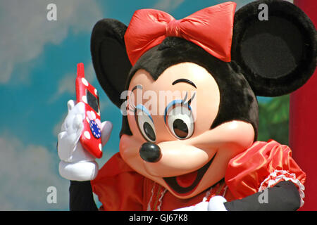 Marne La Vallee, Frankreich. 25. August 2006. Minnie Mouse auf dem Handy in Walt Disney Studios Park, Disneyland Resort Paris. Stockfoto