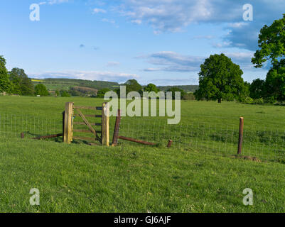 dh WINCHCOMBE GLOUCESTERSHIRE Wärters Way Fußweg Feldtor uk cotswold Countryside cotswolds Wandern Sommerzaun Stockfoto