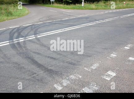 Kufen und Reifen / Reifen markiert links von Jungs und ihre Autos in den Hügeln in der Nähe von Cheddar...  August 2016 Stockfoto