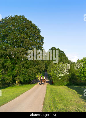 Dh Sudeley Castle WINCHCOMBE GLOUCESTERSHIRE Parkland wegen paar Reiter reiten durch Country Park uk Pferde Stockfoto